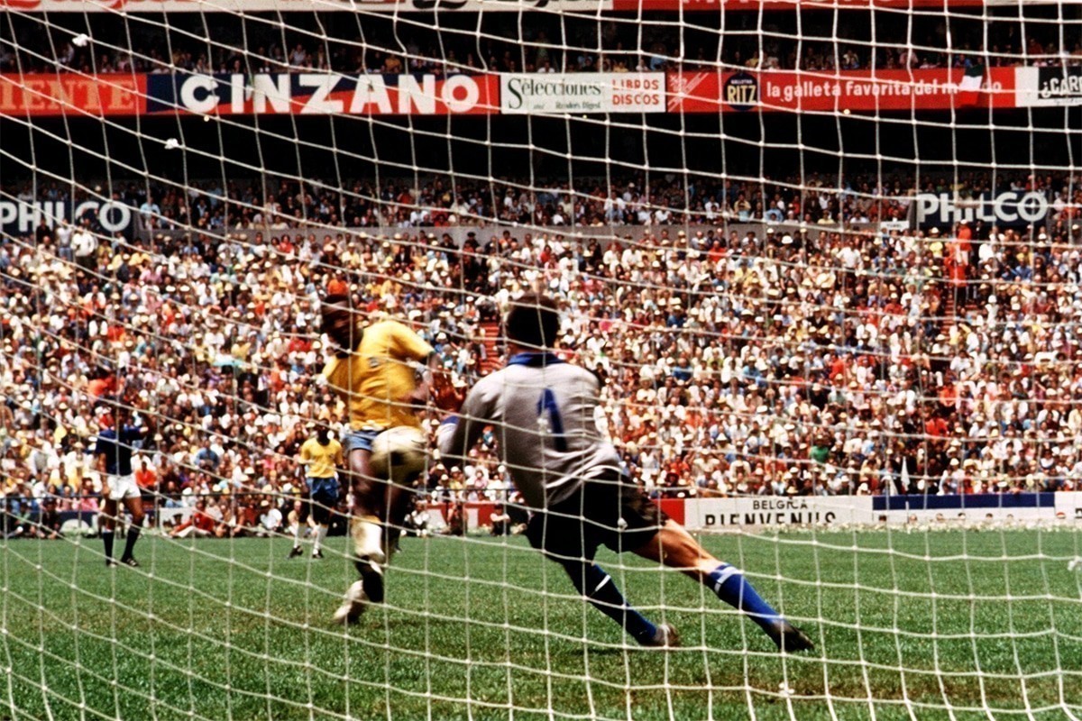 Pele shoots in the World Cup Final