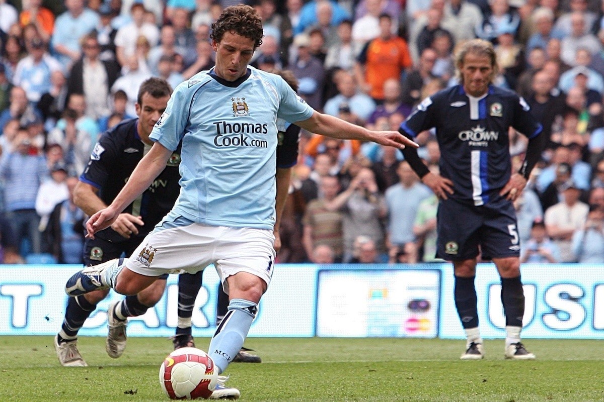 Manchester City's Blumer Elano scores their third goa