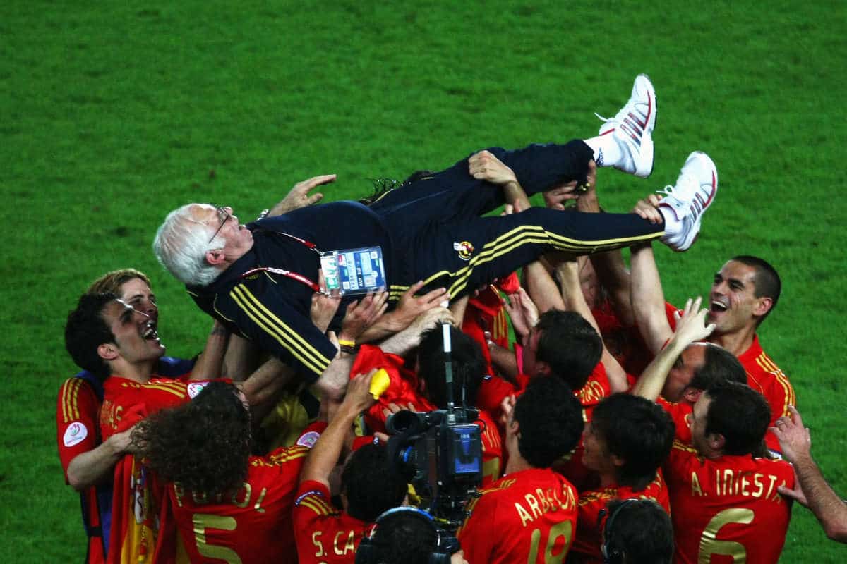 Spain players throw Luis Aragones into the air