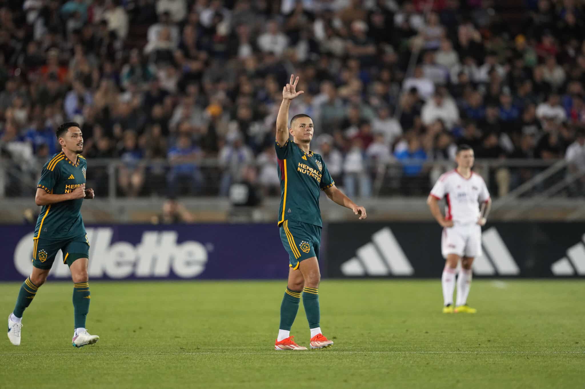 Dallas vs LA galaxy player