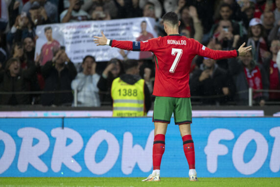 Ronaldo&rsquo;s magische avond: Omhaal en panenka leiden Portugal naar zege