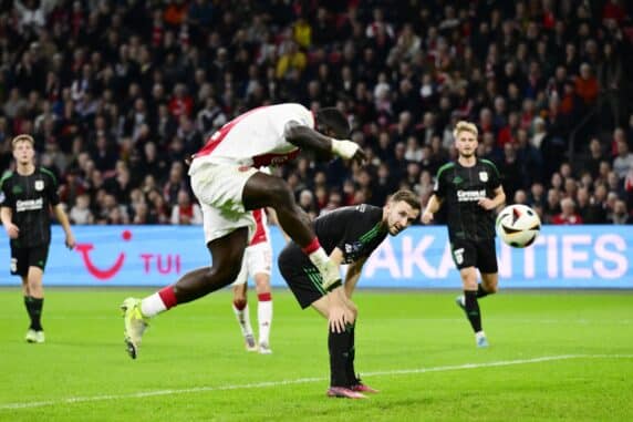 Ajax boekt zakelijke zege op PEC Zwolle en zet sterke reeks voort