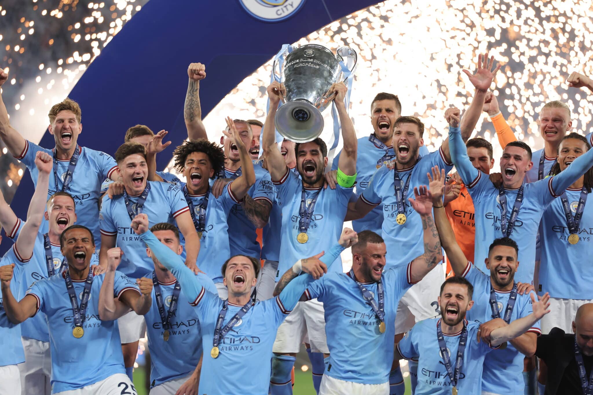 Man city lift PL trophy