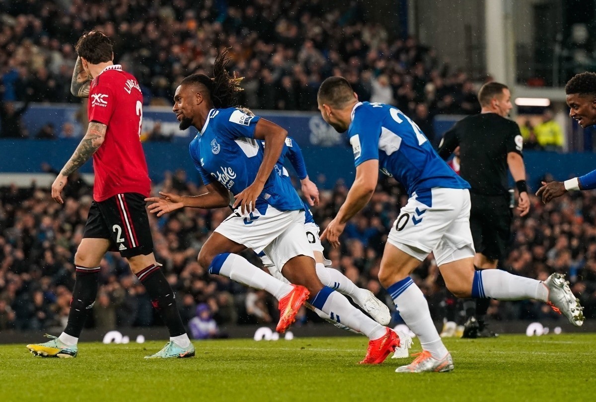 Alex Iwobi scores first against Man Utd