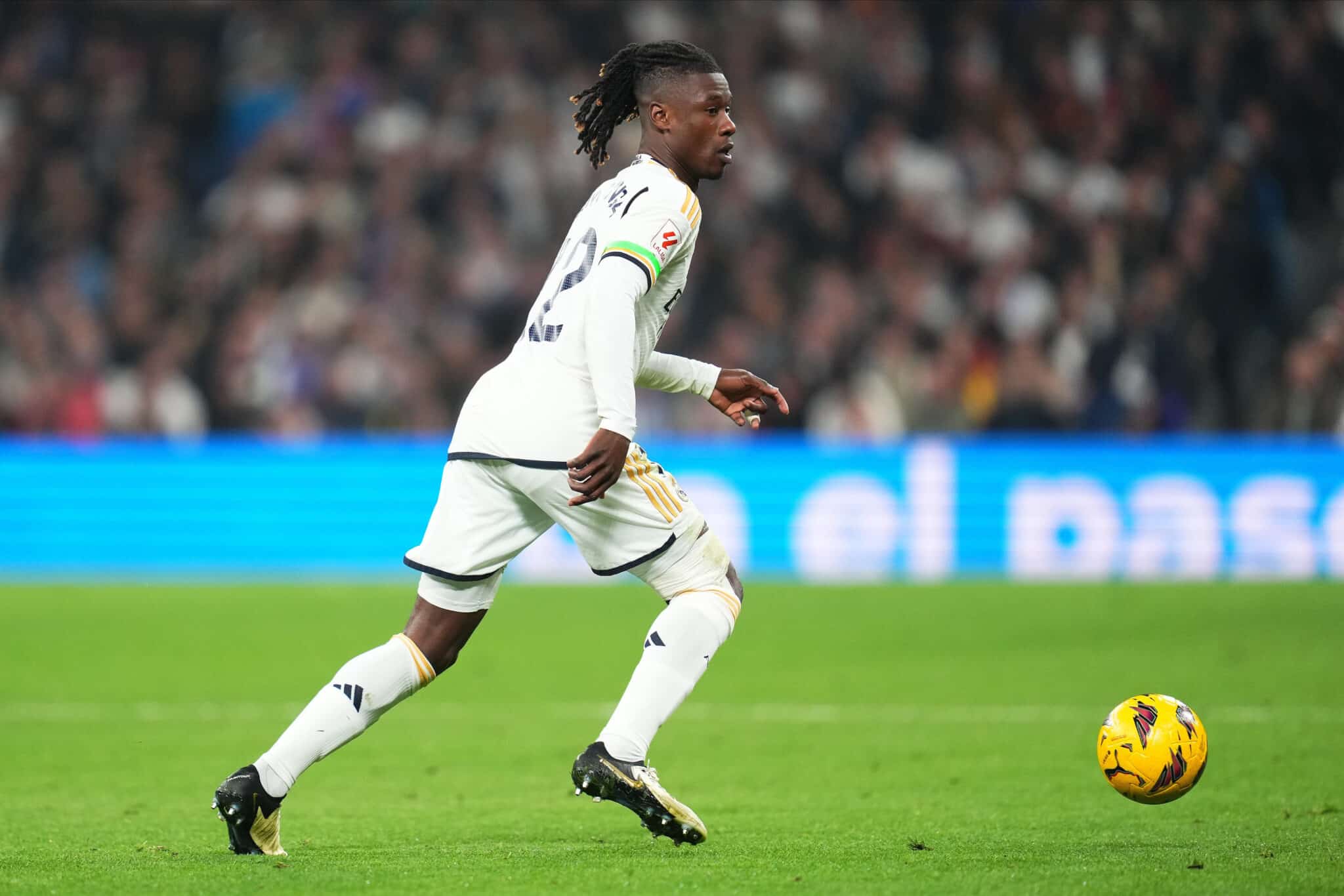 Эдуардо Камавинга в матче против Атлетико Мадрид