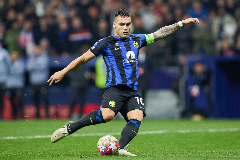 serie a strikers stats duel - martinez vs osimhen