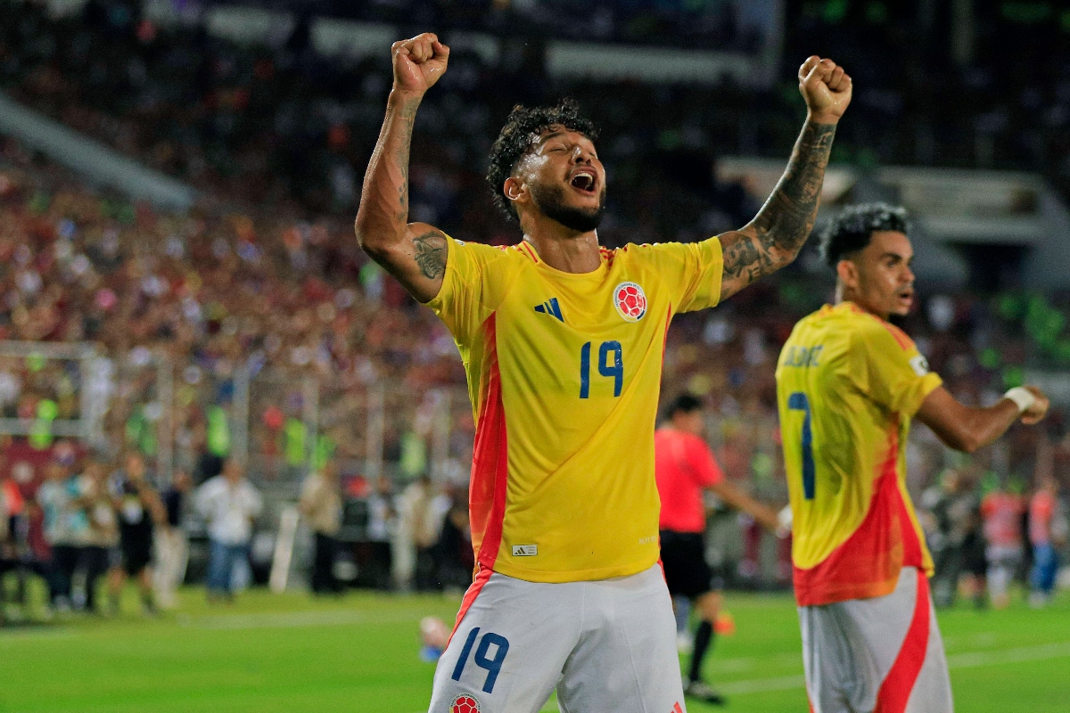 Luis suarez celeberates goal for Colombia 