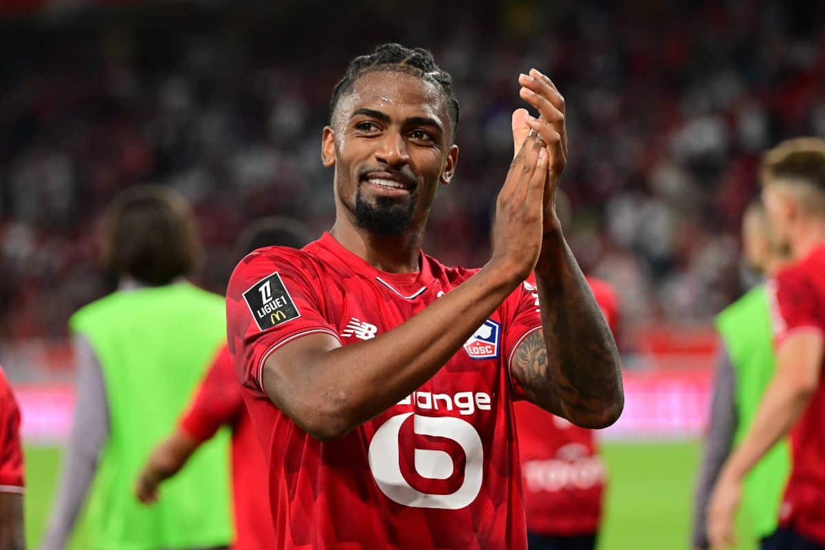 Alexsandro pictured applauding Lille fans after a Ligue 1 match. 