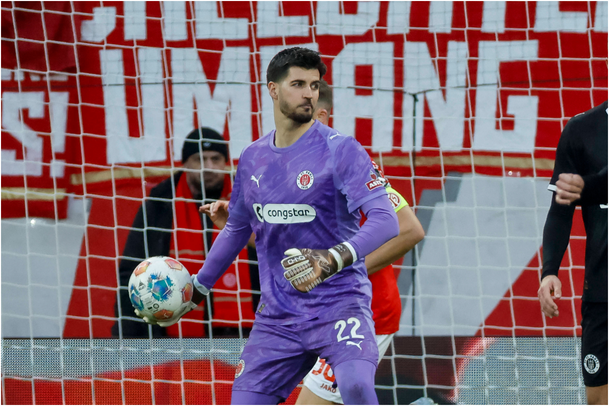 Nikola Vasilj of St Pauli.