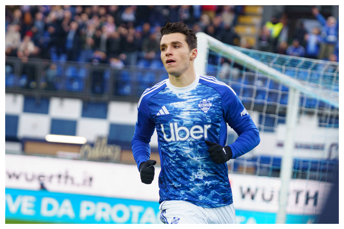 Anastasios Douvikas in action for Como || Credit - IMAGO / Ball Raw Images

