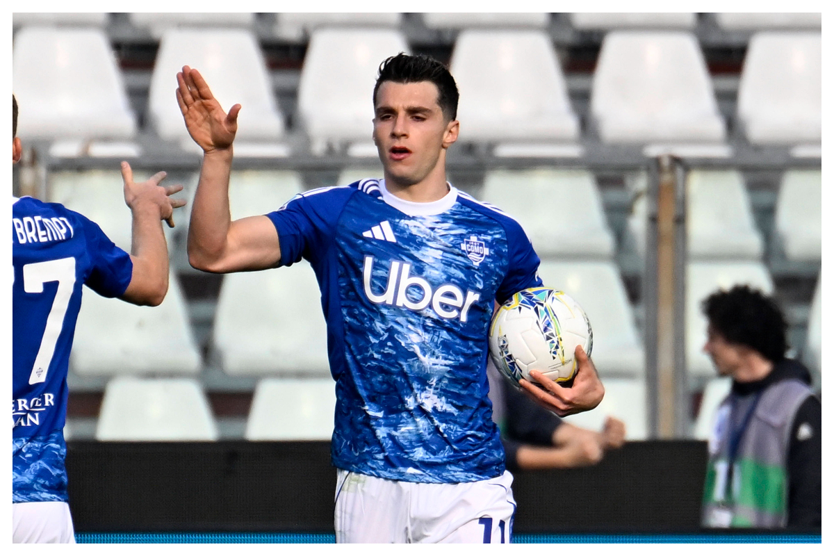 Anastasios Douvikas scores for Como || Credit - IMAGO / Buzzi